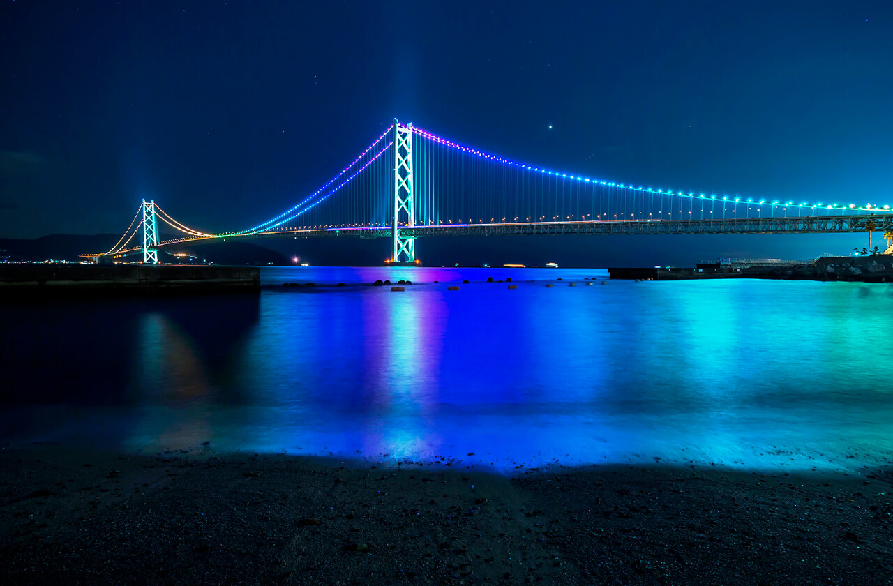 ライトアップされた夜の明石海峡大橋